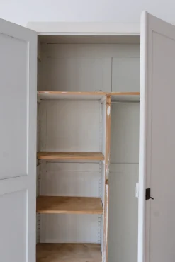 Armoire parisienne vintage en bois