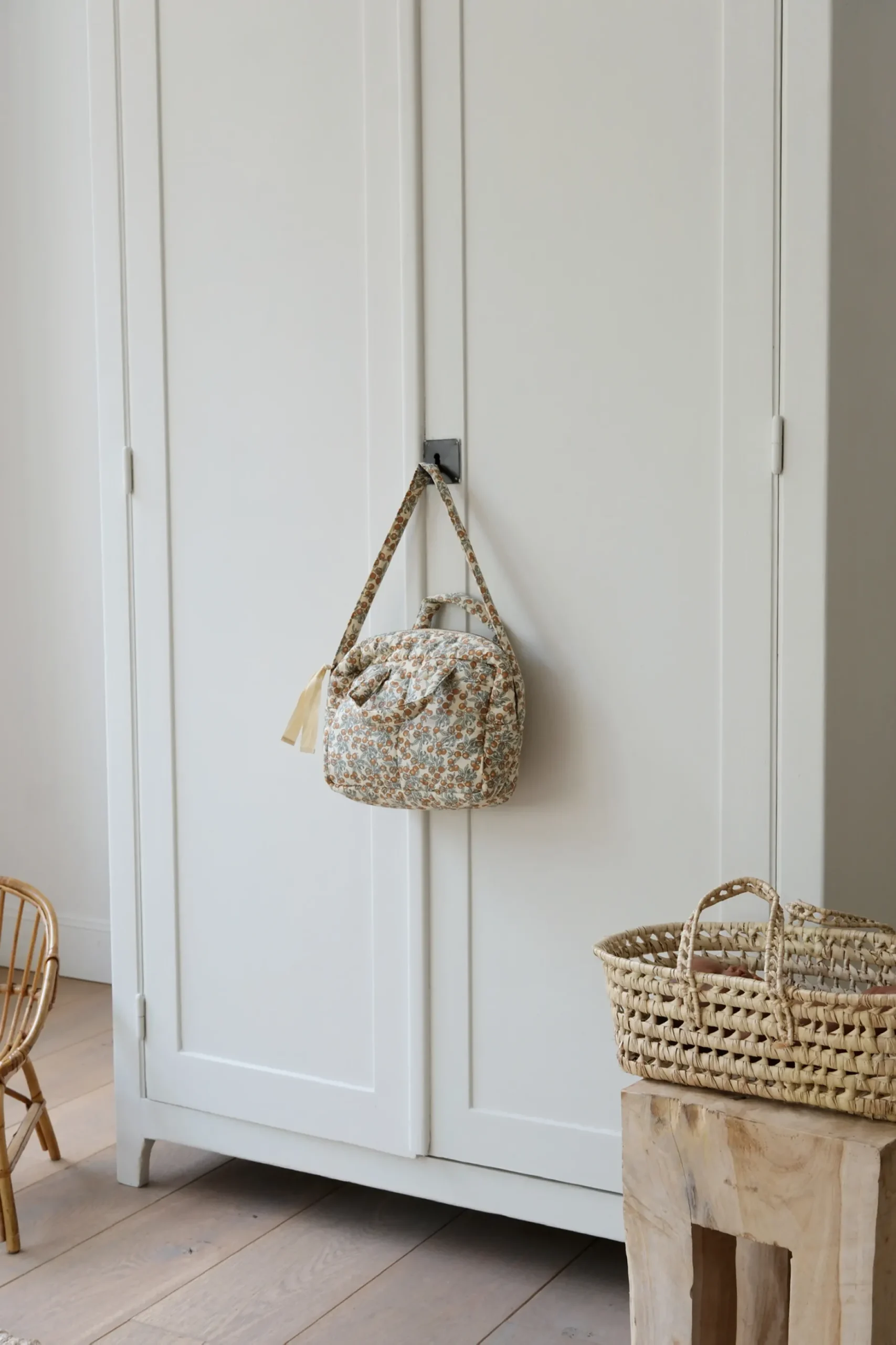 Armoire parisienne vintage en bois