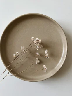 Assiette en grès “sable”
