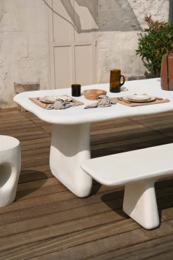 Banc en résine blanche