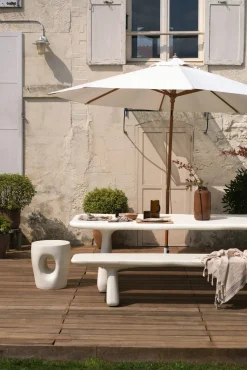 Banc en résine blanche