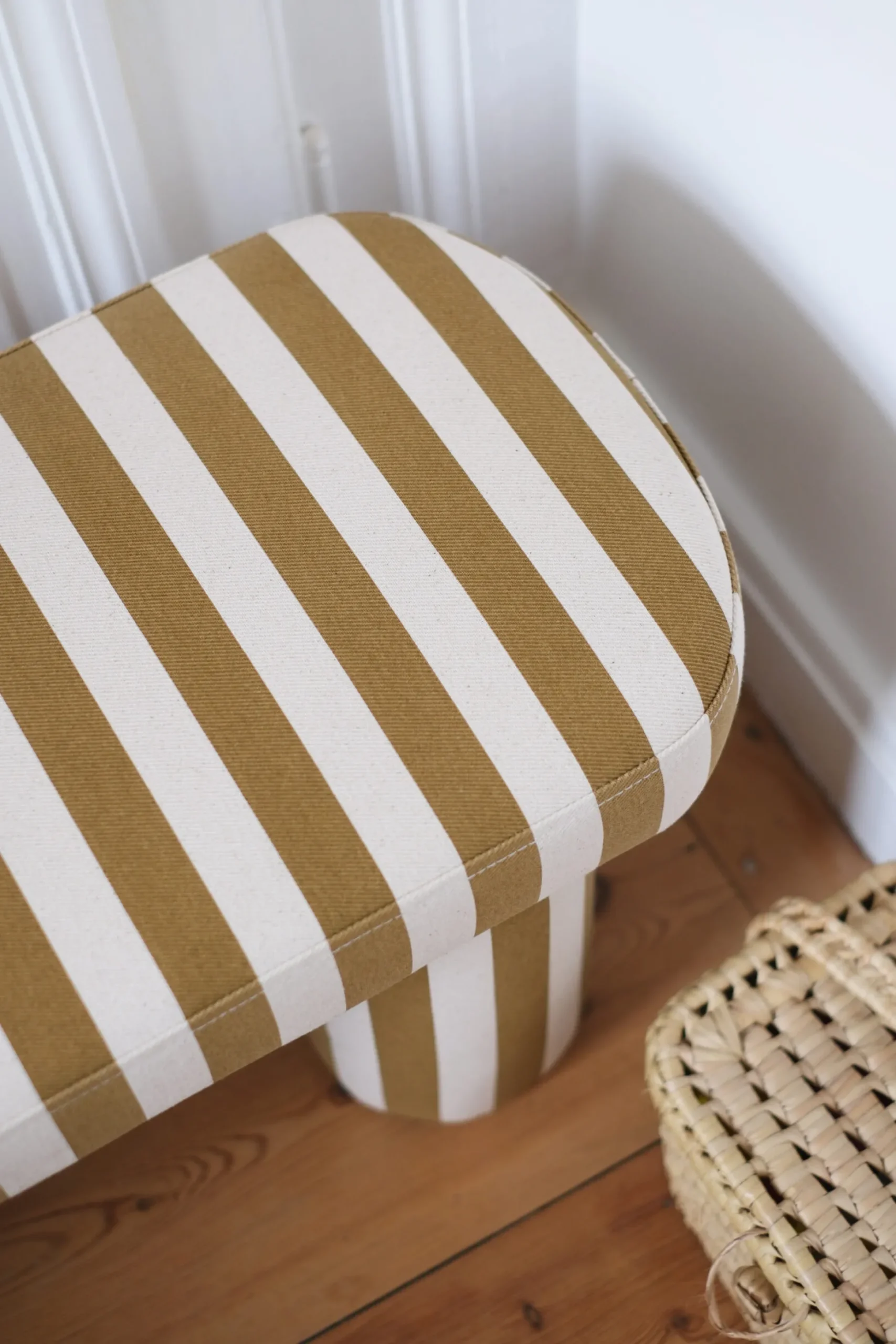 Banc enfant rayé caramel écru