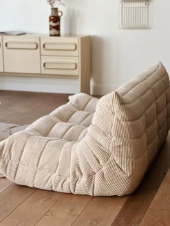 Canapé “Togo” vintage 3 places velours côtelé écru