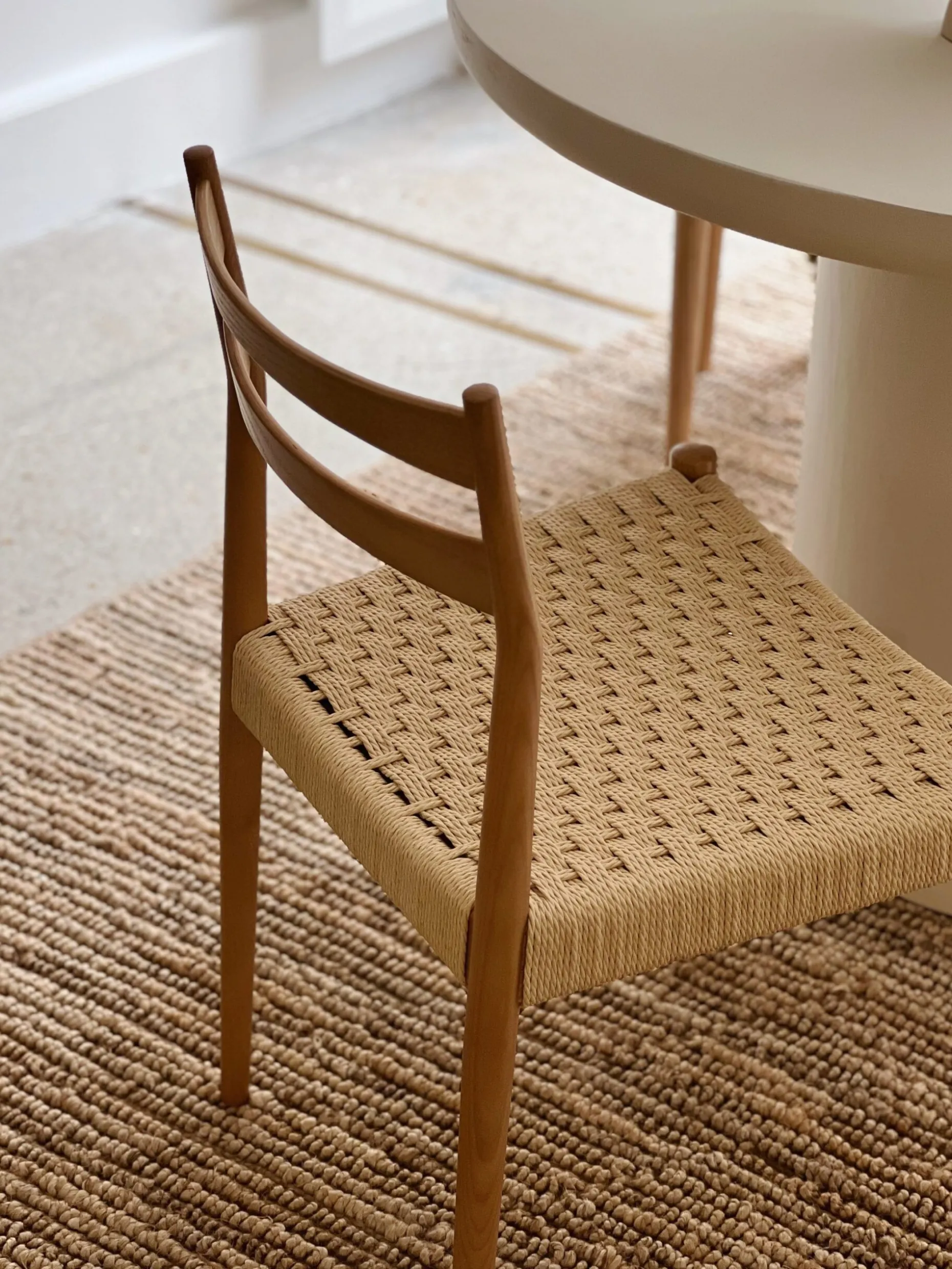 Chaise en bois de frêne et assise tressée