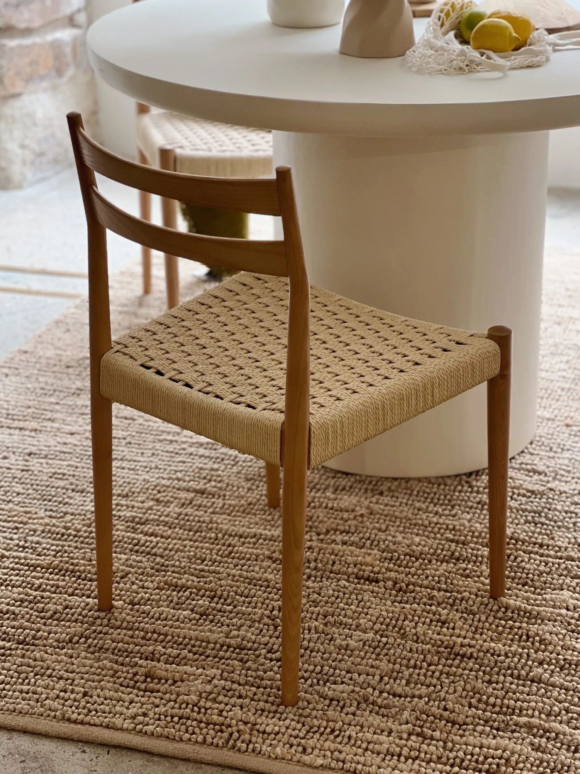 Chaise en bois de frêne et assise tressée