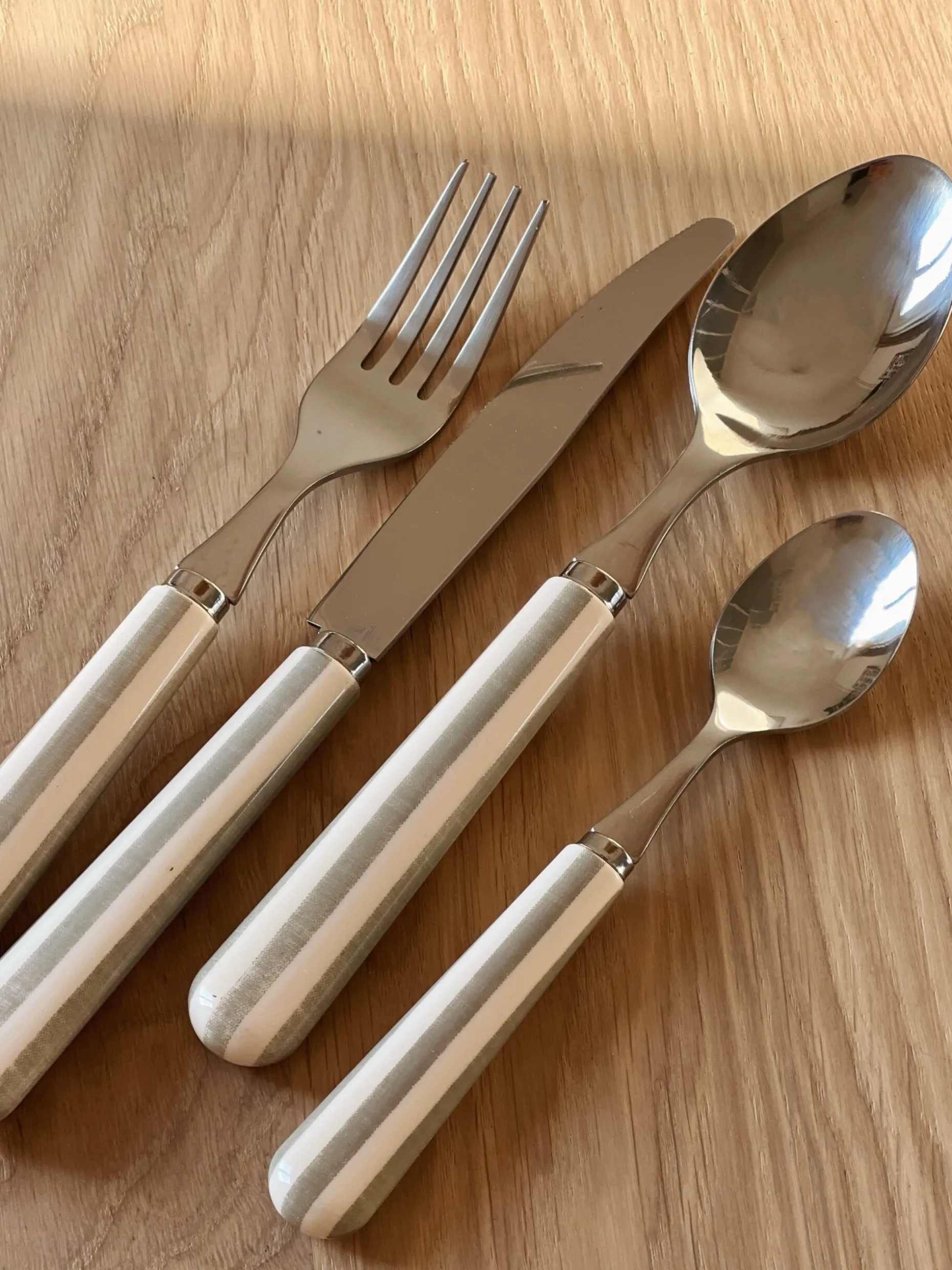 Coffret 24 couverts de couleur