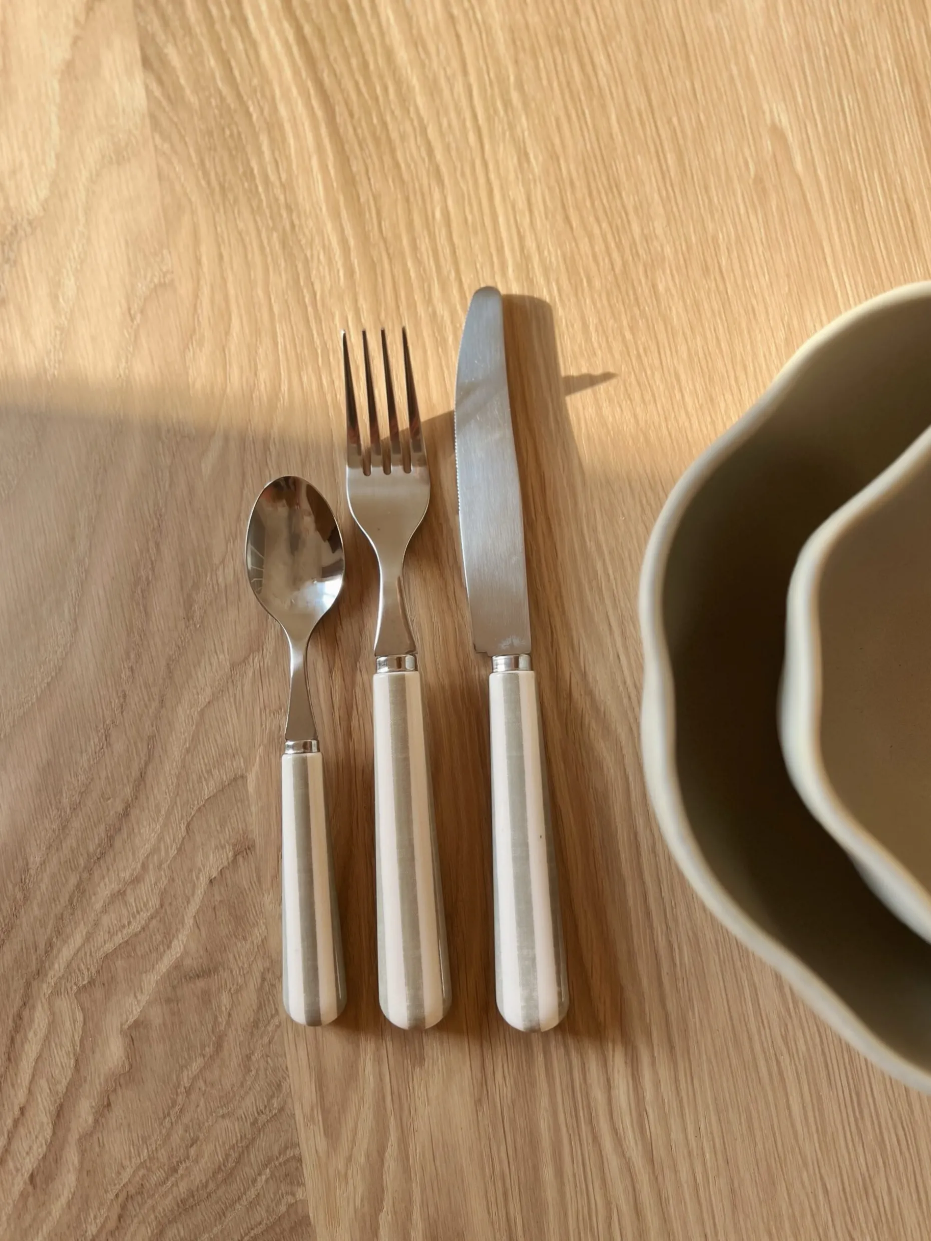 Coffret 24 couverts de couleur