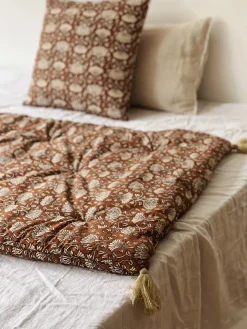 Coussin imprimé brun