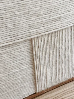 Déco murale en laine et bois de manguier