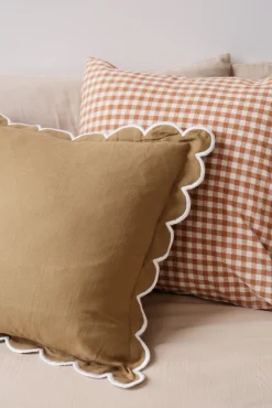 Housse coussin en coton kaki festons écrus