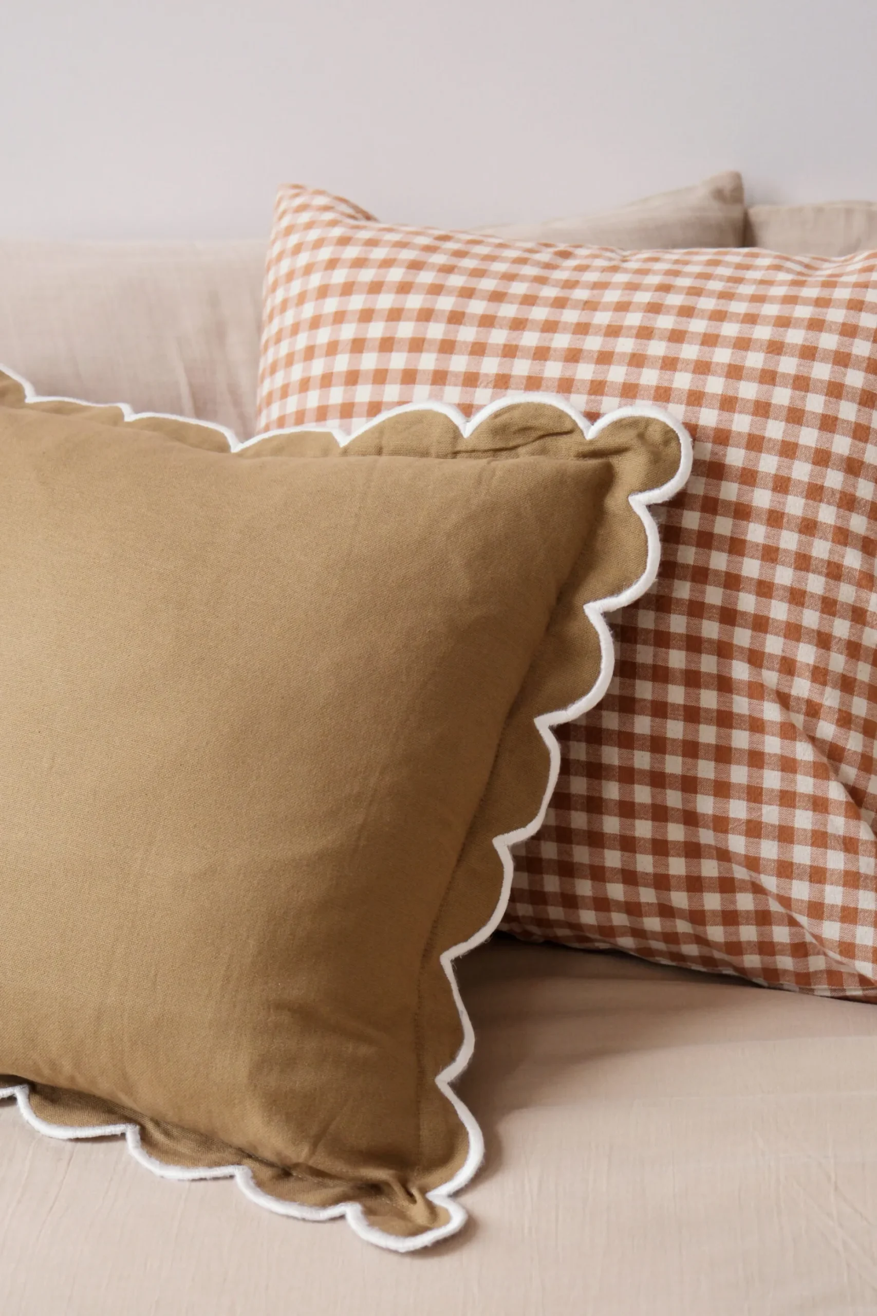 Housse coussin en coton kaki festons écrus