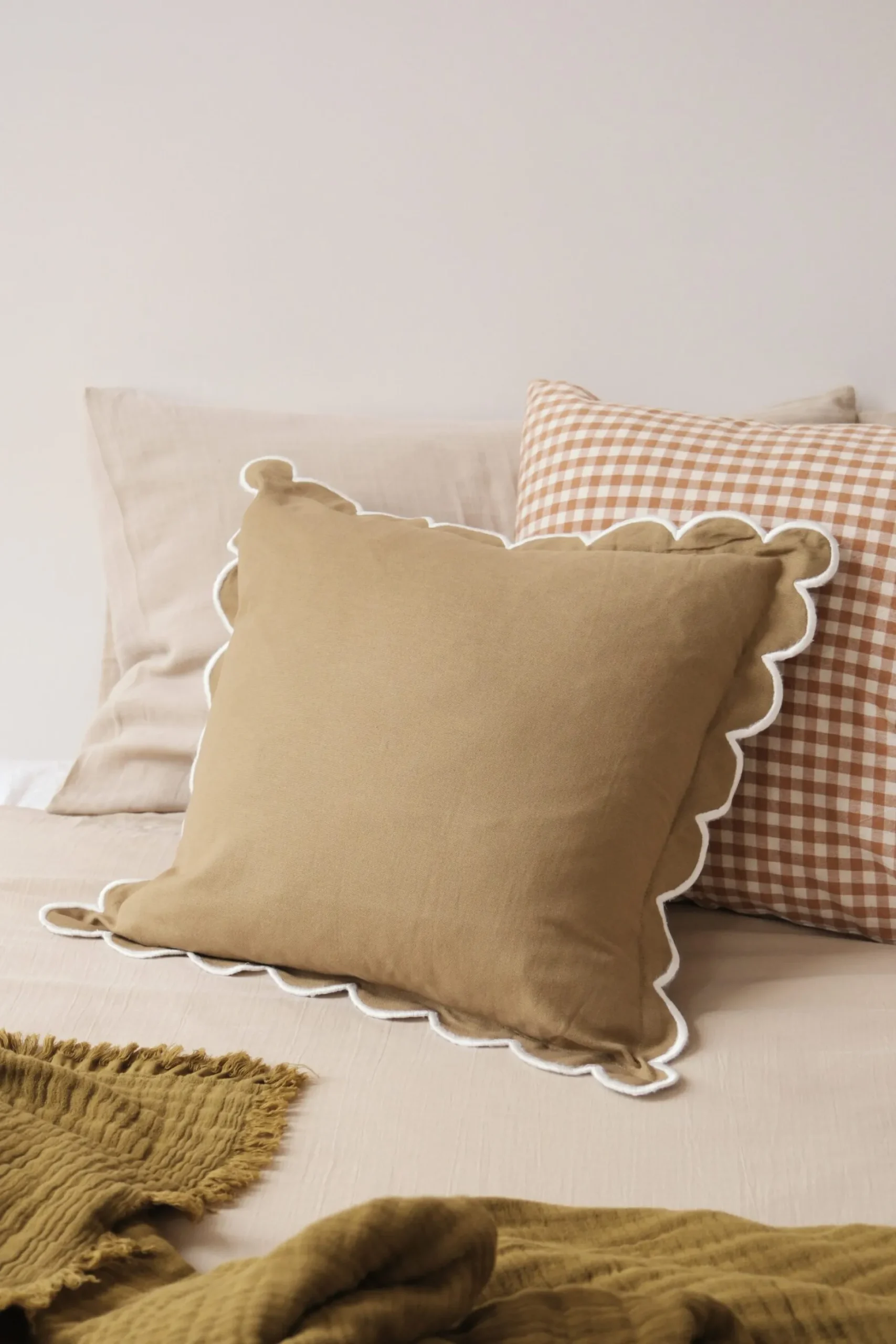 Housse coussin en coton kaki festons écrus