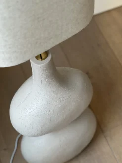 Lampadaire avec pied organique beige
