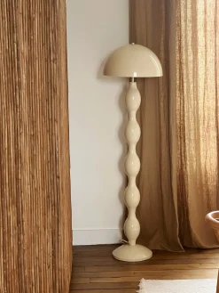 Lampadaire moderniste en métal