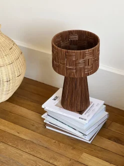 Lampe à poser en raphia