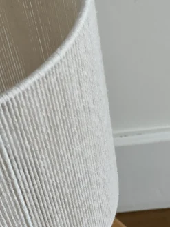 Lampe en grès “Isaure” avec abat jour tissé écru