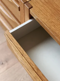 Meuble bas en bois à tiroirs