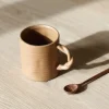 Mug en grès avec anse torsadée