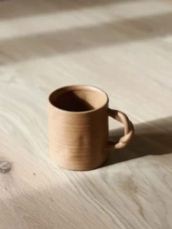 Mug en grès avec anse torsadée