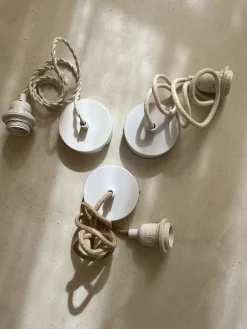 Plafonnier blanc électrifié