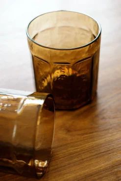 Set de 6 verres ambré côtelé – pied ou gobelet