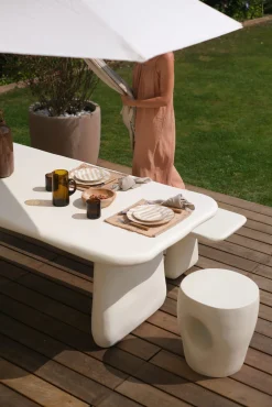 Table de jardin en résine blanche