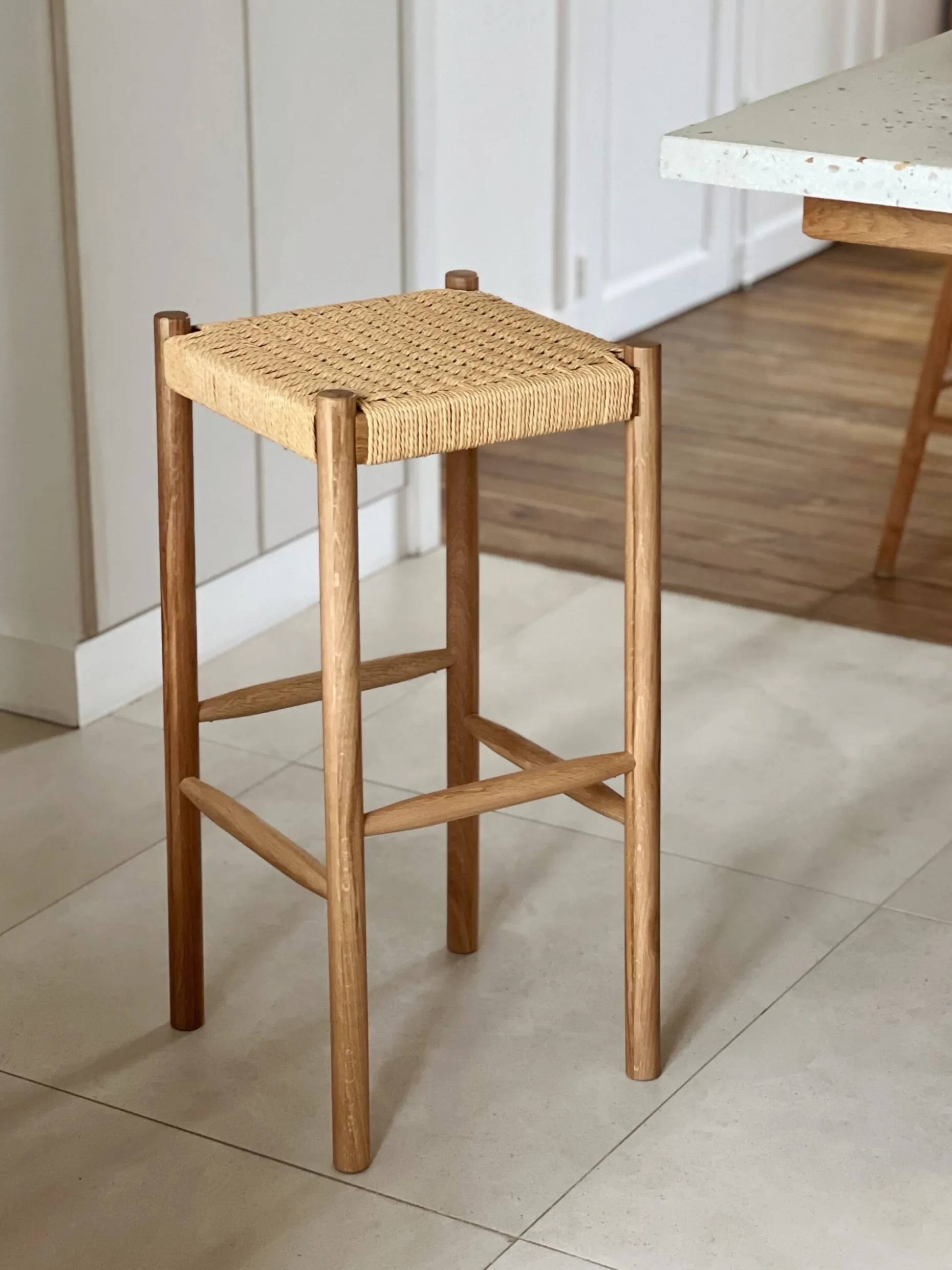 Tabouret de bar tressé en chêne