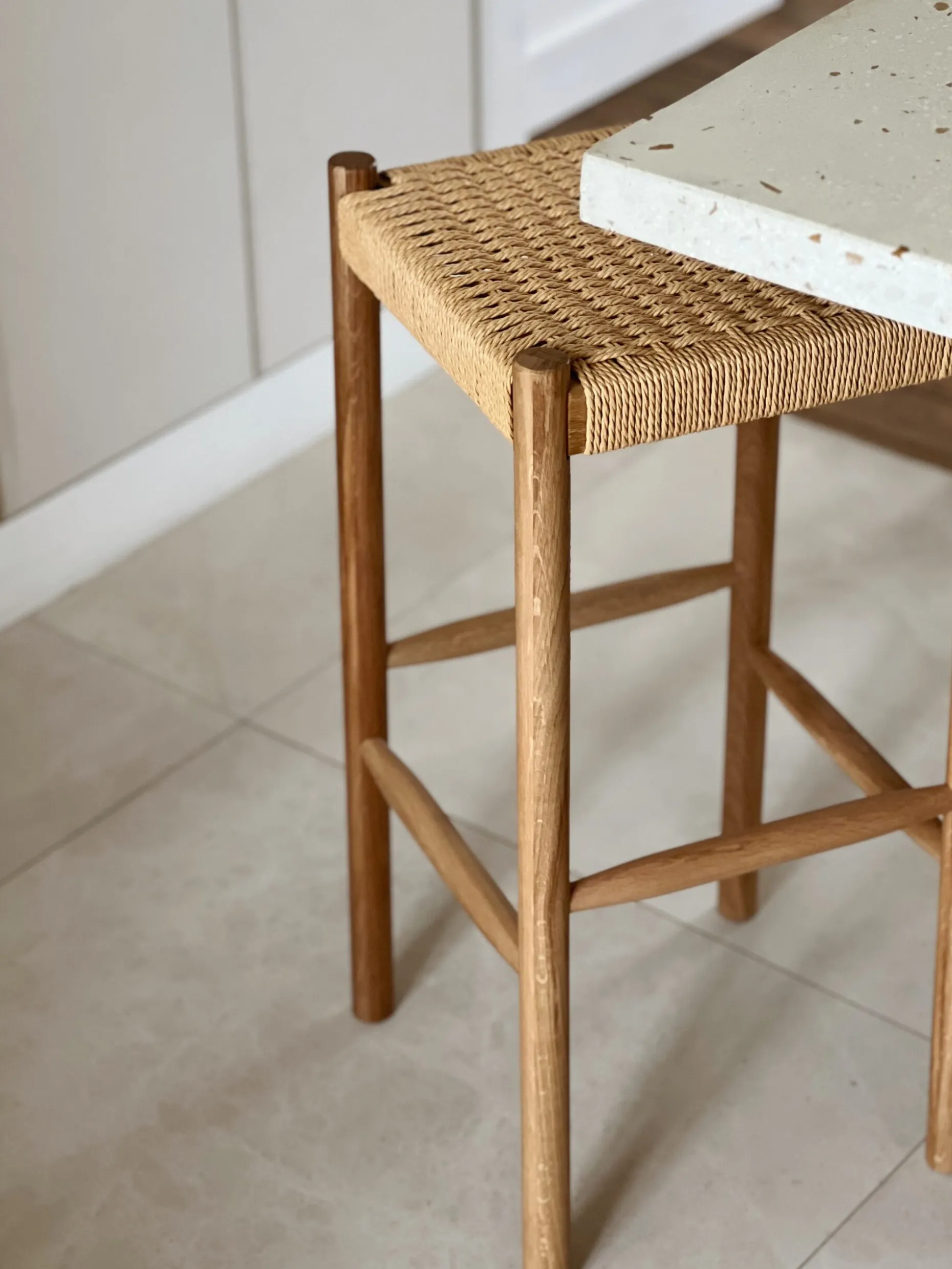 Tabouret de bar tressé en chêne