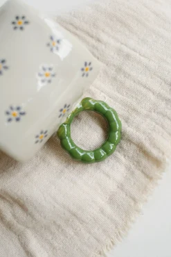 Tasse en grès à fleurs peinte main